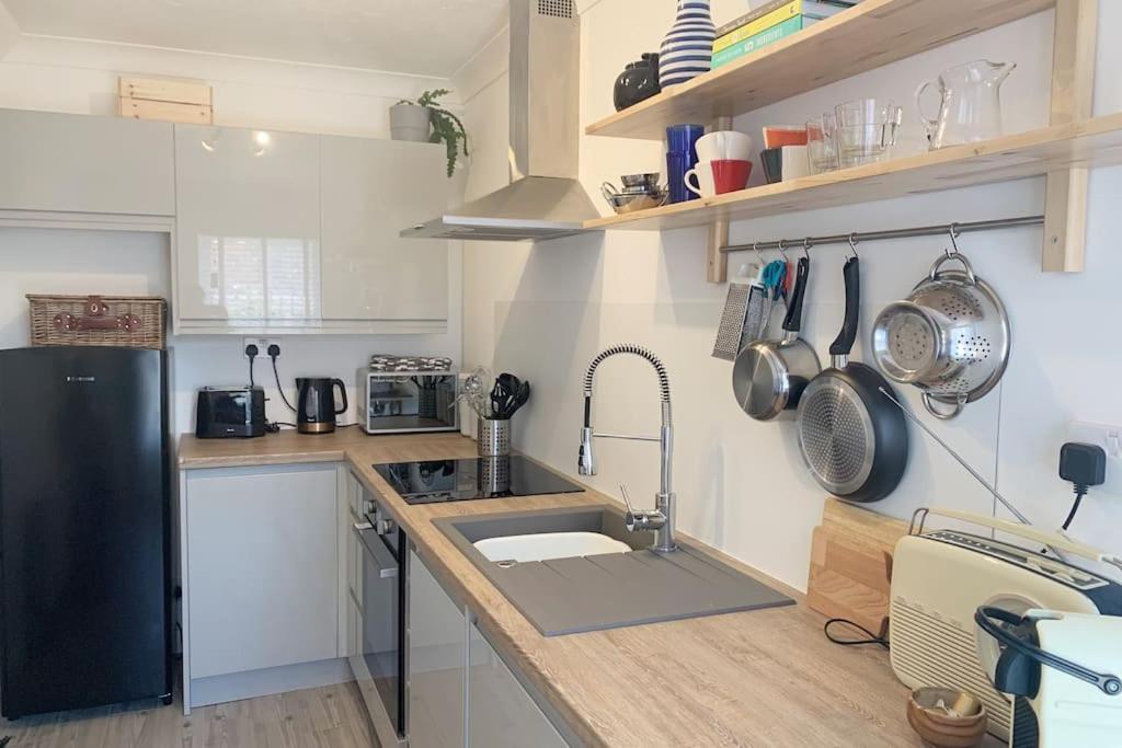 May Cottage - Heart Of Vibrant Village & 10 Mins Walk To Beach Milford on Sea Exterior photo