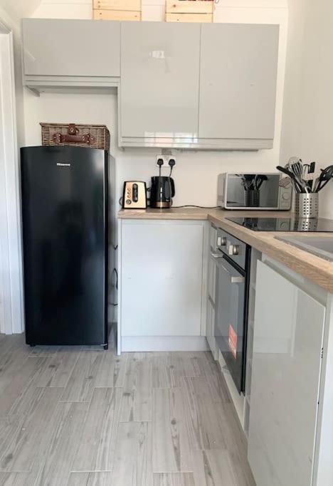 May Cottage - Heart Of Vibrant Village & 10 Mins Walk To Beach Milford on Sea Exterior photo